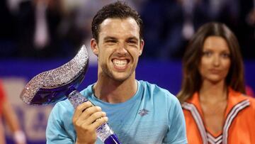 Marco Cecchinato posa con el trofeo de campeón del Torneo de Umag 2018 tras ganar en la final a Guido Pella.