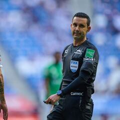 Posibles penales no marcados a favor de Santos causan polémica