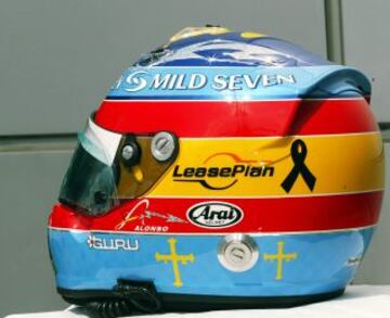 Crespón negro en el casco de Fernando Alonso.