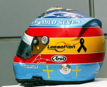 Cresp車n negro en el casco de Fernando Alonso.