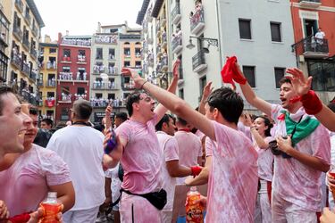 Personas se reúnen para celebrar durante el "Chupinazo", que marca el inicio oficial de las Fiestas de San Fermín en la Plaza Consistorial, frente al Ayuntamiento de Pamplona