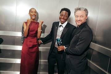 David Jonsson, James McAvoy y Letitia Wright durante los premios BAFTA 2025.