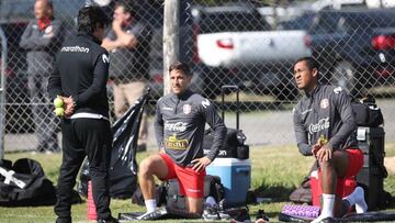 La selección peruana, con Paolo Guerrero, viaja a Montevideo