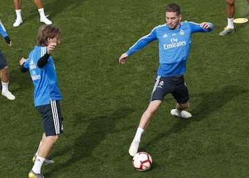 GRAF1075. MADRID, 14/04/2019.- Los jugadores del Real Madrid (d), durante el entrenamiento realizado esta mañana en la Ciudad Deportiva de Valdebebas para preparar el partido de Liga de mañana frente al Leganés. EFE/Paco Campos