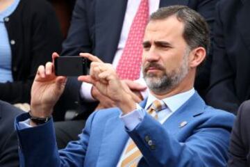 EL Príncipe Felipe toma una fotografía durante el partido de la final individual masculina entre Rafael Nadal y David Ferrer en Roland Garros