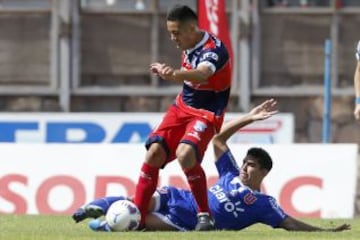 Martínez intenta quitarle la pelota a Rivera.