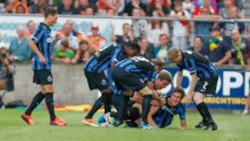 Bjorn Engels celebra un gol junto al resto de sus compa&ntilde;eros hoy en Oostende. 