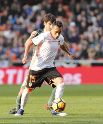 Desterrado del Celta por Berizzo, el Valencia no se lo pensó y se lanzó a su fichaje. El chileno le da un plus de calidad al ataque de Voro y ya aporta: dio una asistencia ante el Athletic y el 2-0 al Madrid.