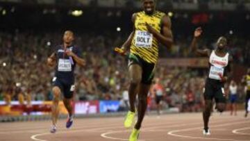 Usain Bolt en la final de 4 por 100. 