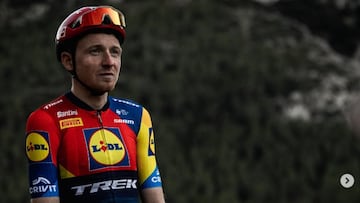 El ciclista británico Tao Geoghegan Hart posa con el maillot del Lidel-Trek.