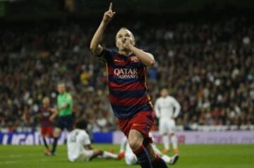 Andres Iniesta celebrando el gol 0-3 que acaba de anotar para el Barcelona