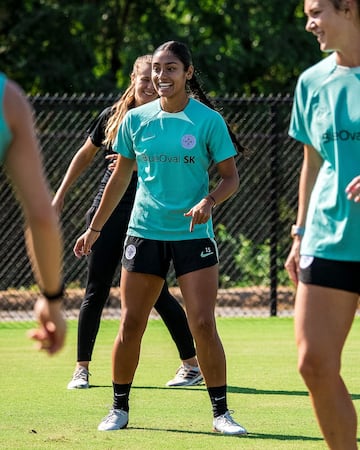 La defensora también abandonó Atlético Nacional luego de dos años tras quedar fuera de la gran final de la Liga Femenina de 2024. La jugadora nació en Estados Unidos, se formó en el fútbol universitario y tras sus grandes actuaciones con la Selección Colombia Sub-20 se vinculó al equipo antioqueño. En Racing Louisville FC se reencontrará con su compañera de Selección, Elexa Bahr.