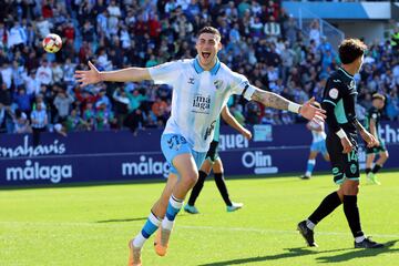 Roberto, celebrando uno de sus goles al Atlético Baleares.