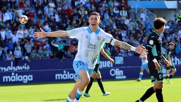 Roberto, celebrando uno de sus goles al Atlético Baleares.