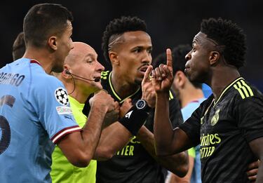 Vinicius Junior protesta al árbitro Szymon Marciniak.