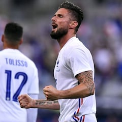 Giroud se queja de que no le pasan balones y Deschamps le responde