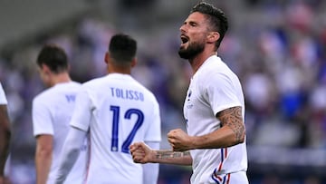 Giroud se queja de que no le pasan balones y Deschamps le responde