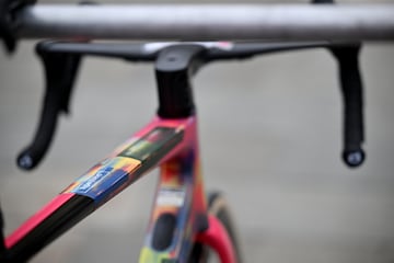 Detalle de la bicicleta del Team EF Education-EasyPost durante la tercera etapa del Giro de Italia 2023 con 202 km de recorrido entre Vasto y Nelfi.