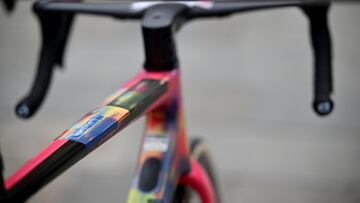 Detalle de la bicicleta del Team EF Education-EasyPost durante la tercera etapa del Giro de Italia 2023 con 202 km de recorrido entre Vasto y Nelfi.