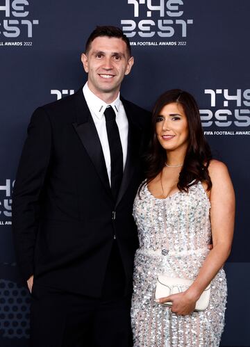 Emiliano Martínez y Mandinha Martínez del Aston Villa posando a su llegada a la ceremonia de los Premios The Best.