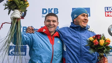 Los deportistas rusos Alexander Kasjanov (i), y Aleksei Pushkarev (d), celebran la segunda plaza durante la Copa del Mundo de bobsleigh (descenso en trineo), en Altenberg, Alemania, 8 de enero de 2017 (publicado nuevamente hoy, 29 de noviembre de 2017) El COI confirm&oacute; este mi&eacute;rcoles la suspensi&oacute;n por dopaje de tres deportistas rusos que participaron en los Juegos de Sochi 2014 en la modalidad de bobsleigh, tras el rean&aacute;lisis de las muestras de los deportistas Alexander Kasjanov, Aleksei Pushkarev, e Ilvir Huzin.