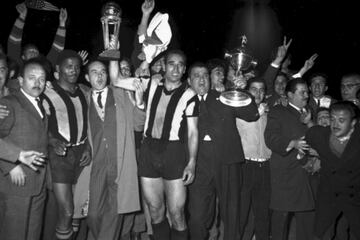 El Peñarol se sacó la espina de la primera Intercontinental perdida al año siguiente. Tuvo que derrotar al Benfica en un duelo que necesito de tres encuentros para conocer al campeón durante el mes de septiembre de 1961. El primer encuentro se disputó en Lisboa, al contrario que en la edición anterior. Los encarnados se llevaron el triunfo por la mínima con un tanto de Coluna. Pero en tierras uruguayas, los charrúas le endosaron un temible goleada (5-0), con sendos dobletes de Joya y Spencer. Por entonces, cuando en una eliminatoria cada equipo ganaba un encuentro, se disputaba un tercer duelo. Este se volvió a jugar en Montevideo, y también lo volvió a ganar el Peñarol. Esta vez por un resultado más ajustado (2-1), con un gol de Sasía de penalti.