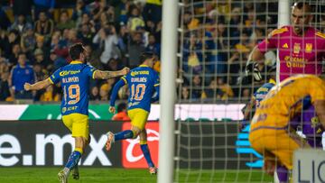 AME4444. MONTERREY (MÉXICO), 14/12/2023.- Jugadores del América celebran hoy tras anotar contra Tigres UANL, durante la ida de la final del Torneo Apertura 2023 de la Liga MX, en el Estadio Universitario de Monterrey (México). EFE/Miguel Sierra