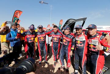 El piloto español ha conseguido su tercer Rally Dakar (tras las de 2010 con Volkswagen y 2018 con Peugeot) tras hacer valer a la perfección sus diez minutos de ventaja perdiendo sólo cuatro con Al Attiyah. De esta manera Carlos Sainz consigue batir su propio récord como el vencedor más longevo de la prueba.