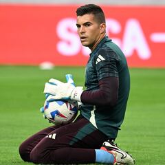 Por qué Julio González usa un guante con cuatro dedos