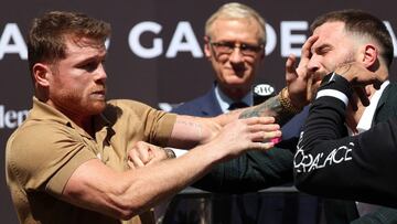 Canelo Alvarez y Caleb Plant se pelean durante la rueda de prensa de presentaci&oacute;n de su combate.