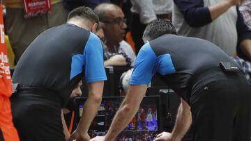 Árbitros revisan una acción.