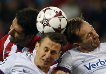 Raul Garcia disputa el balón a Florian Mader (Centro) y Manuel Ortlechner durante el partido de Champions League entre el Atlético de Madrid y el Austria de Viena.