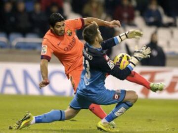 Luis Suárez y el portero del Deportivo Fabricio Agosto.