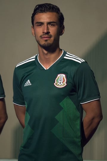 El defensa mexicano fue llamado por Osorio para el juego contra Bosnia y Herzegovina, a pesar que no ha visto actividad con Chivas recientemente, por sus diferencias contractuales con la directiva. No es la primera vez que sucede, pues en septiembre anterior fue muy similar, al ser llamado para amistosos contra Nueva Zelanda y Panamá, cuando no había tenido actividad en Liga MX debido a una lesión.