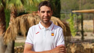 David Valero con el polo oficial de la selección española para los Juegos Olímpicos