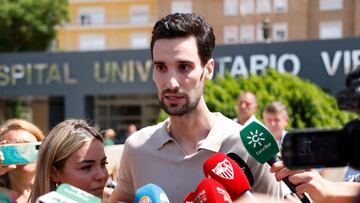 Soccer Football - Paris St Germain goalkeeper Sergio Rico leaves hospital after accident - Virgen Del Rocio University Hospital, Seville, Spain - August 18, 2023 Paris St Germain's Sergio Rico speaks to the media after being released from hospital REUTERS/Marcelo Del Pozo