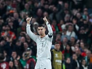 Dublin (Irlanda), 13/11/2025.- Portugal's Cristiano Ronaldo leaves the field after receiving a red card during the 2026 FIFA World Cup European Qualifiers Group F soccer match between Ireland and Portugal, in Dublin, Ireland, 13 November 2025. (Mundial de Fútbol, Irlanda) EFE/EPA/JOSE SENA GOULAO