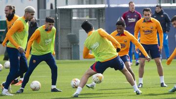 Ansu, que ya se entrena con el grupo pero no entra en la lista, en un rondo del entrenamiento.
Araujo
Ansu Fati
Pedri
Eric Garcia