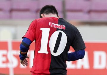 Barcelona 5-0 Osasuna | Espectacular disparo de Messi desde la frontal que entró ajustado al palo. Messi se quitó la camiseta en la celebración y ha mostrado una camiseta de Newells con el 10 de Maradona.