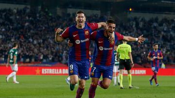 Los jugadores del Barcelona, Robert Lewandowski y Ferran Torres, celebran el 2-1 del jugador polaco.  
 