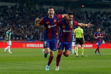 Los jugadores del Barcelona, Robert Lewandowski y Ferran Torres, celebran el 2-1 del jugador polaco.  
 