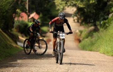 El ciclista de Costa Rica Allan Cascante Valladares a su paso por la localidad de Jacó. 