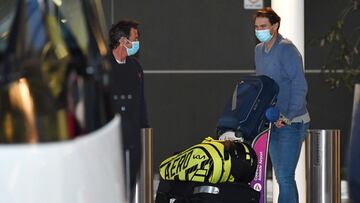 Rafa Nadal, a su llegada al Aeropuerto de Adelaida, donde cumplir&aacute; la cuarentena antes del Open de Australia.