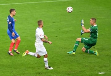 4-0. Antoine Griezmann marca el cuarto gol de Francia.