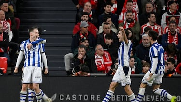 Los jugadores de la Real Sociedad celebran el gol de Turrientes en San Mamés ante el Athletic en la ida de semifinales de Copa del Rey. (Photo by ANDER GILLENEA / AFP)