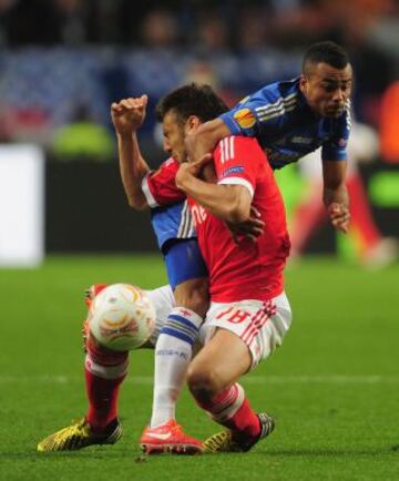 Ashley Cole del Chelsea y Eduardo Salvio del Benfica.