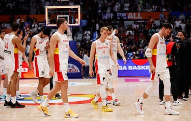Los jugadores de la selección española se retiran tras la derrota ante Canadá. 