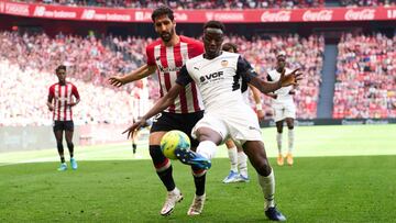 Diakhaby ante Raúl Garcia en San Mamés.