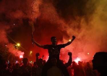 Los seguidores del PSG se congregaron en masa en el centro de París tras la victoria por 5-0 ante el Inter. Las celebraciones incluyeron fuegos, bengalas y banderas.