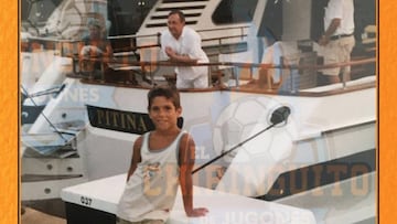 Marco Asensio, de ni&ntilde;o, posando delante del barco de Florentino P&eacute;rez, el Pitina.